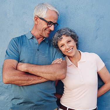 brain-study-reveals-age-differences-between-sexes-19-0729 Older couple smiles at camera